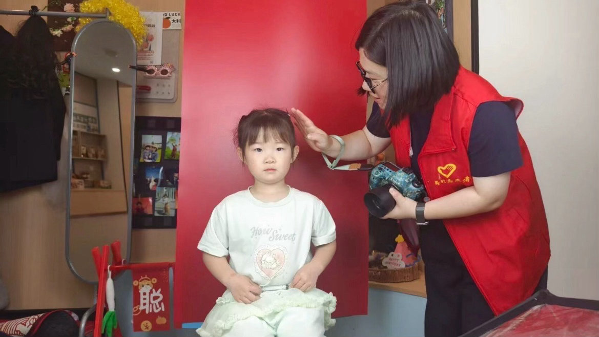 台州公益照相馆用光影定格家门口的小确幸 隆湖社区开设免费公益照相馆，家门口可拍证