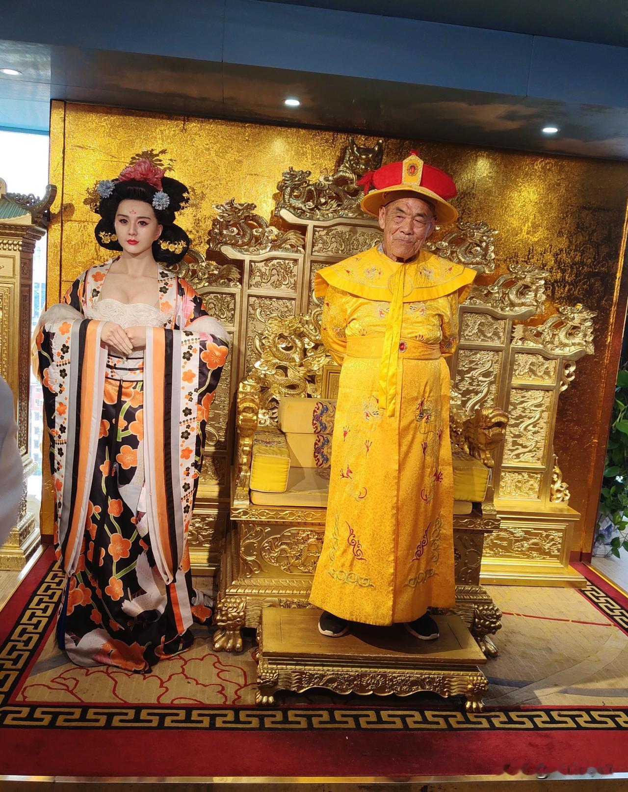 烛火照亮历史的年号  ［狐山诗行］

深夜，殿中点着一盏明烛。令人忽然想起古时候