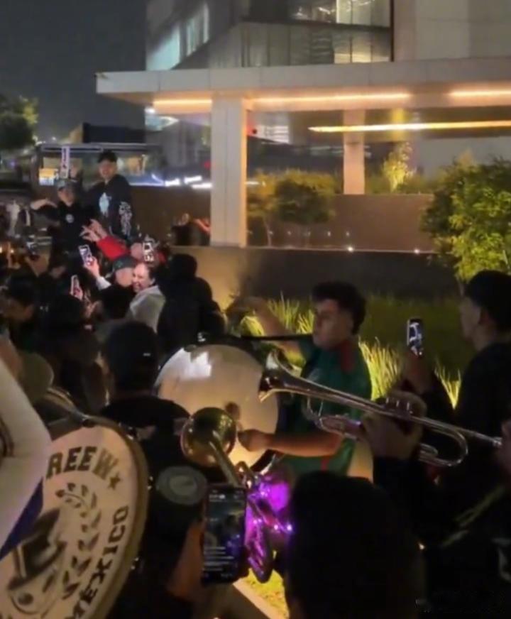 【墨西哥球迷带烟花乐器围堵英格兰队酒店】《太阳报》最新报道，墨西哥球迷燃放烟花、