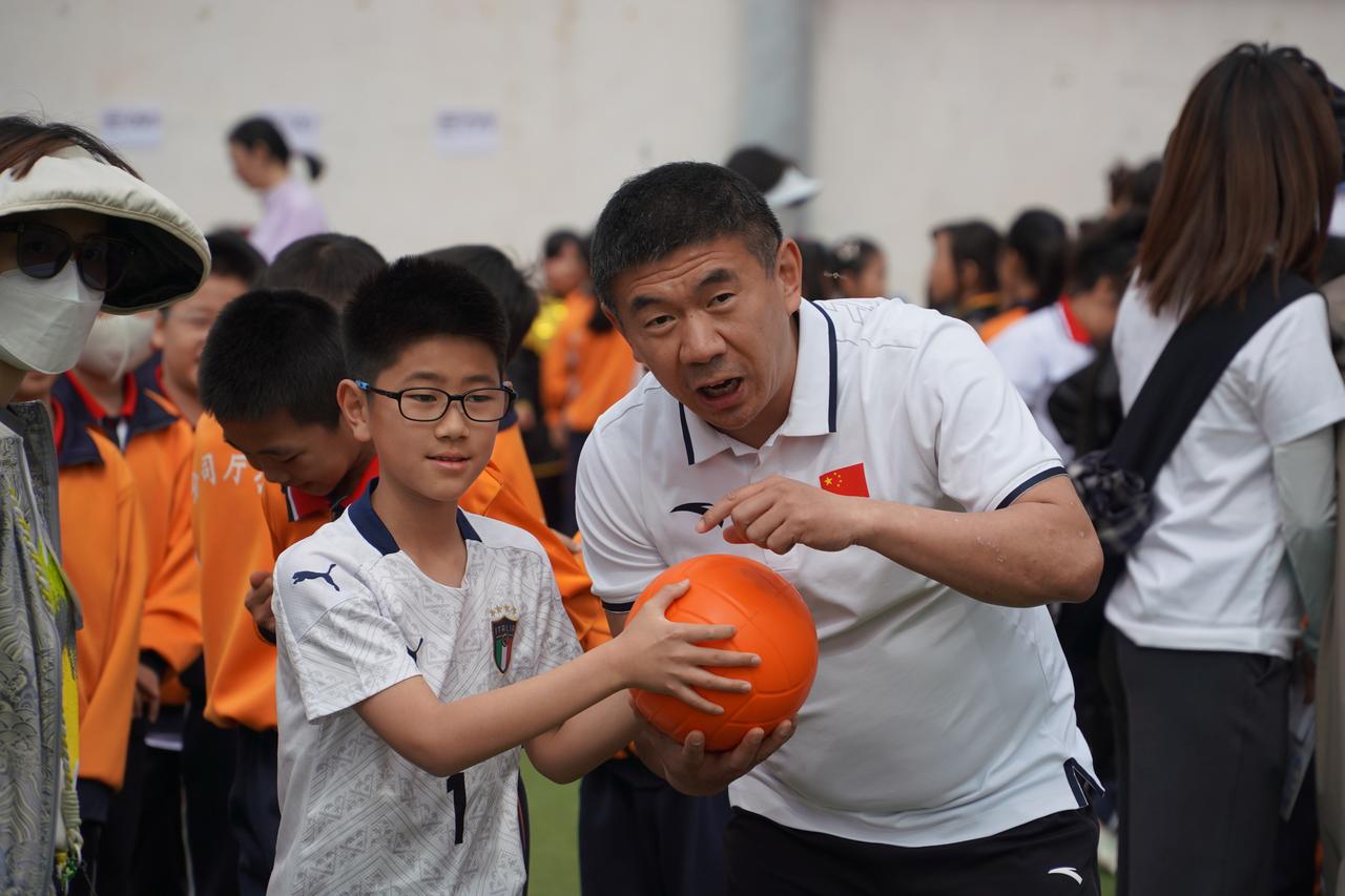 世界冠军李佳军走进北京分司厅小学，分享热血故事
 
5月9日，“中华体育精神大讲