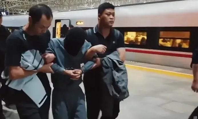 短短10分钟闪电收网！缅北四大家族重要成员入境瞬间被抓获。
诈骗分子让被骗的那些