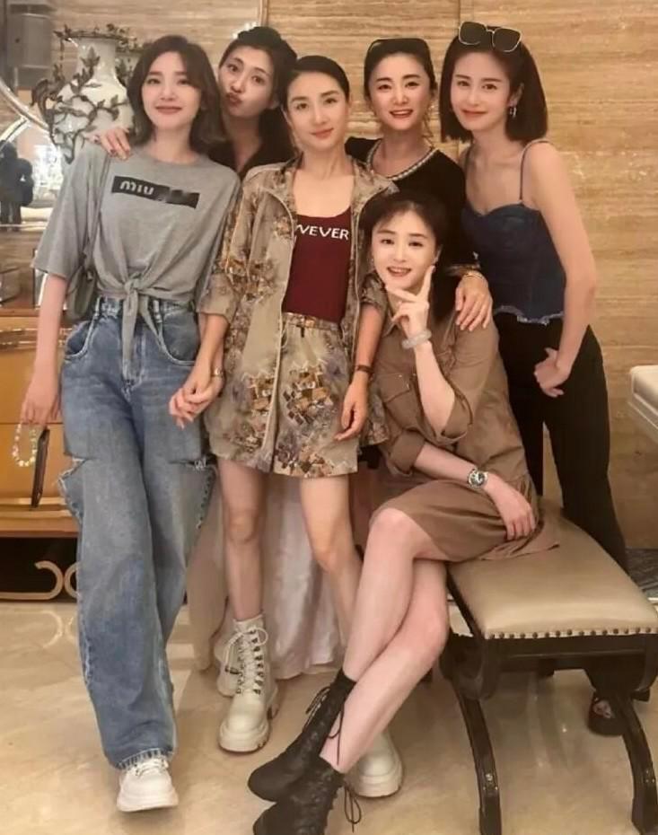 《甄嬛传》的娘娘们私下聚会又上了热搜，可偏偏全剧的灵魂人物“熹贵妃”孙俪居然又缺