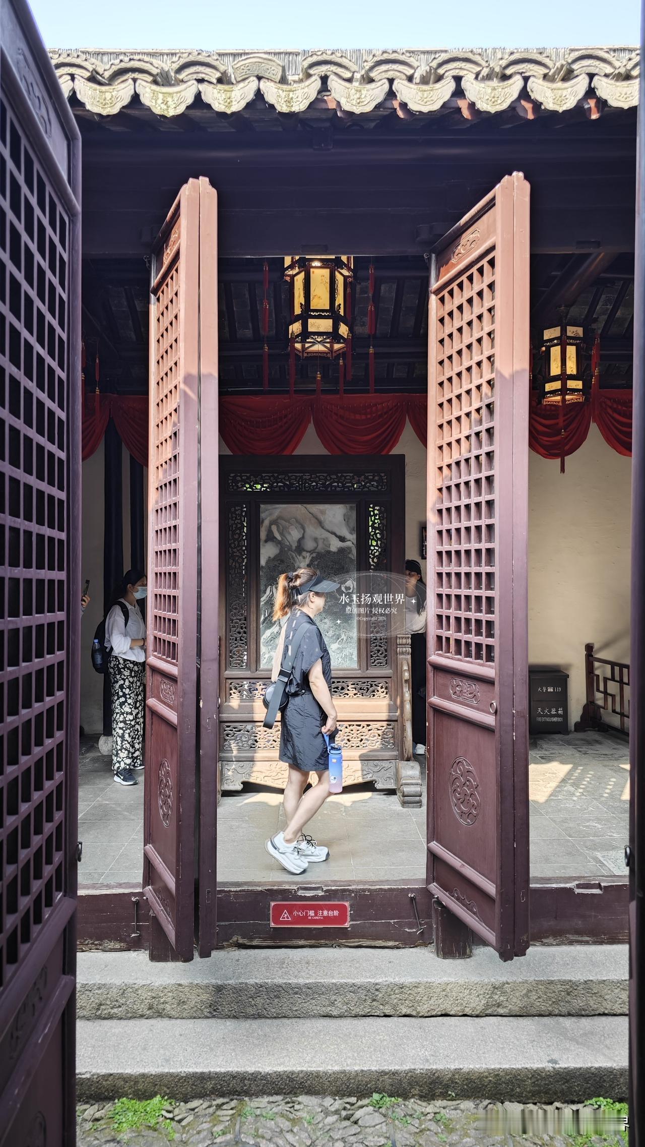 走进周庄，若是只流连沿街的商铺与摇橹船，其实算错过了古镇真正的灵魂。顺着青石板路