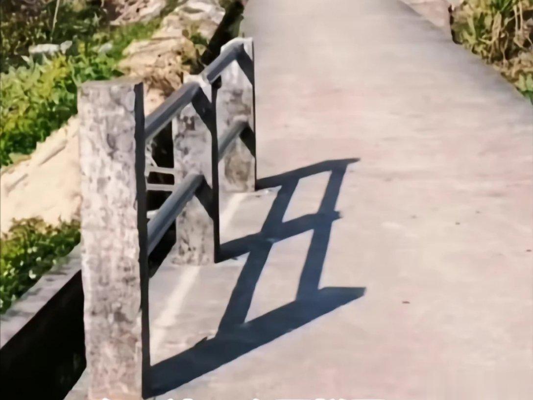 这栏杆的影子是不是在内涵我丑？[哈哈][哈哈][哈哈]#影子##搞笑[超话]# 