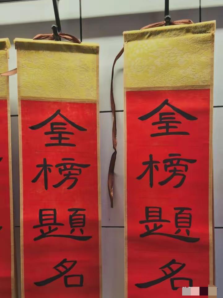 我同事这几天魂都快没了！他家姑娘今年21岁，已经是第三次站高考考场了，今天刚考完