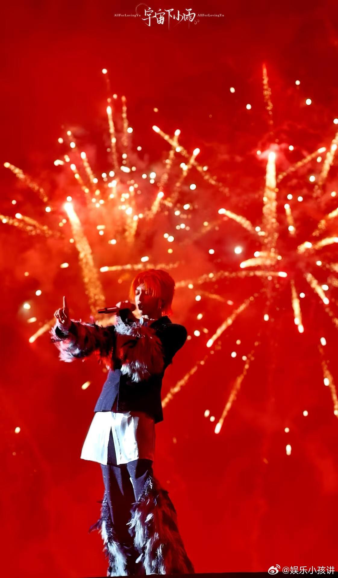 华晨宇新舞美几何美学世界把几何美学玩到极致！华晨宇新舞美以动态三棱柱构建火星乐园