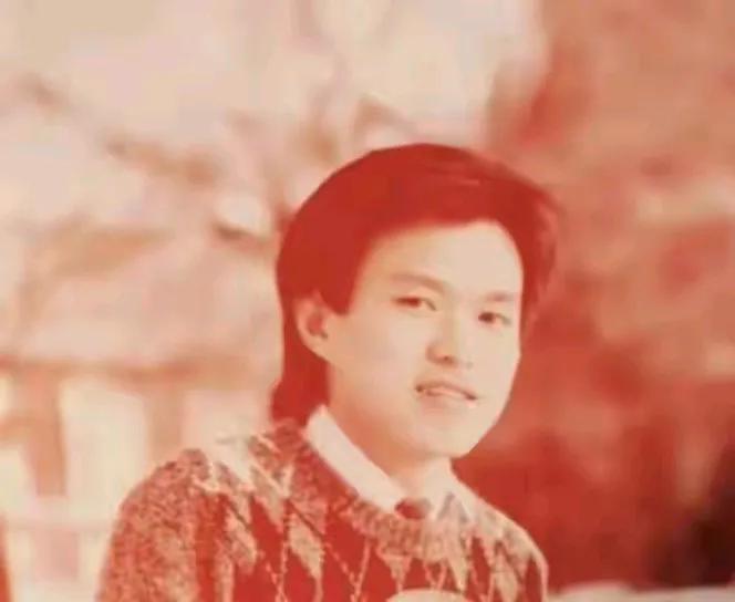 阿努廷年轻时长得挺小鲜肉的，他也是青年才俊一枚。昔日小鲜肉熬到了大叔年纪，终于登