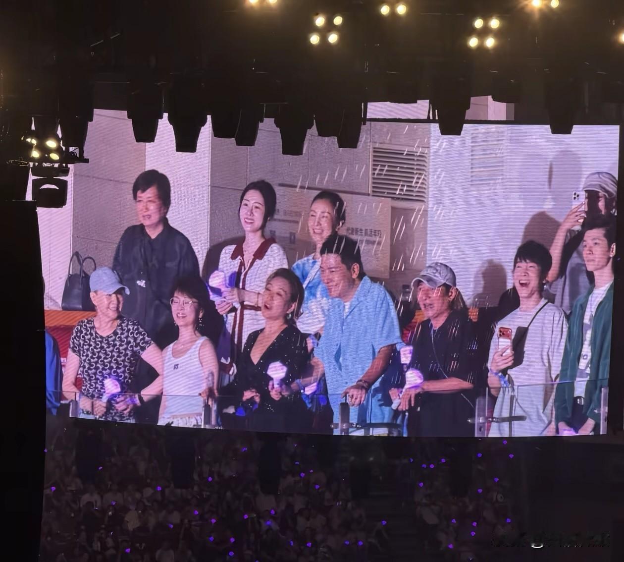 那英演唱会，人品可见一斑。

平时喷她的人蛮多，但人家真是有实力，众多圈内朋友大