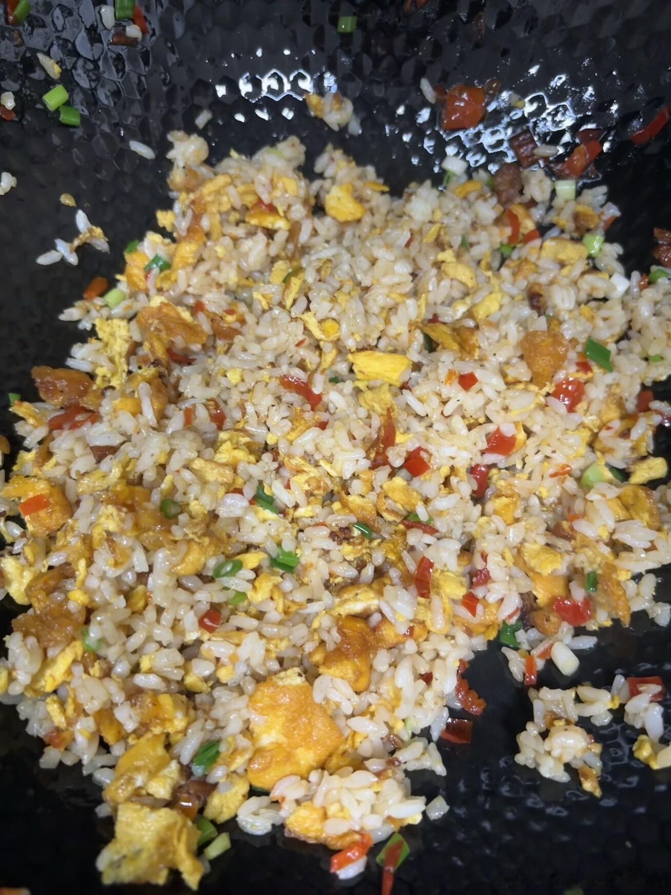 在兴义吃过一次糟辣的椒蛋炒饭😋超简单美味的蛋炒饭1️⃣准备好糟辣椒2️⃣打两个