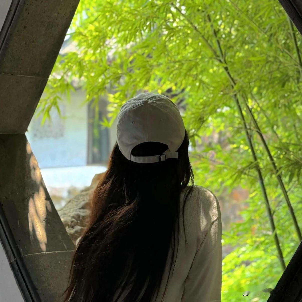 女人要明白一件事：

不要想着去依靠任何讨好你的男人，尤其是明知道你已经结婚，还