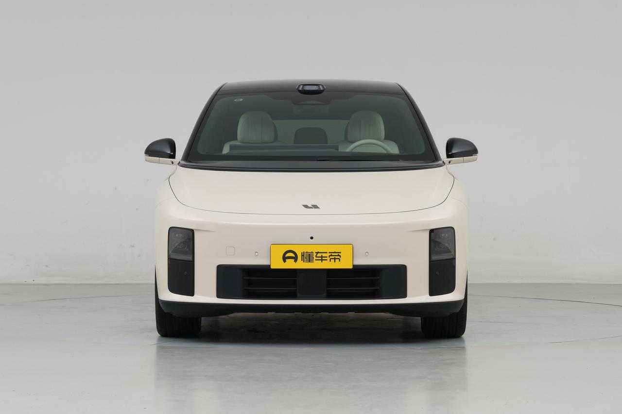 第一眼看到理想i6这款车的时候感觉很吸睛，前脸大气不浮夸，车身比例协调，看着就很