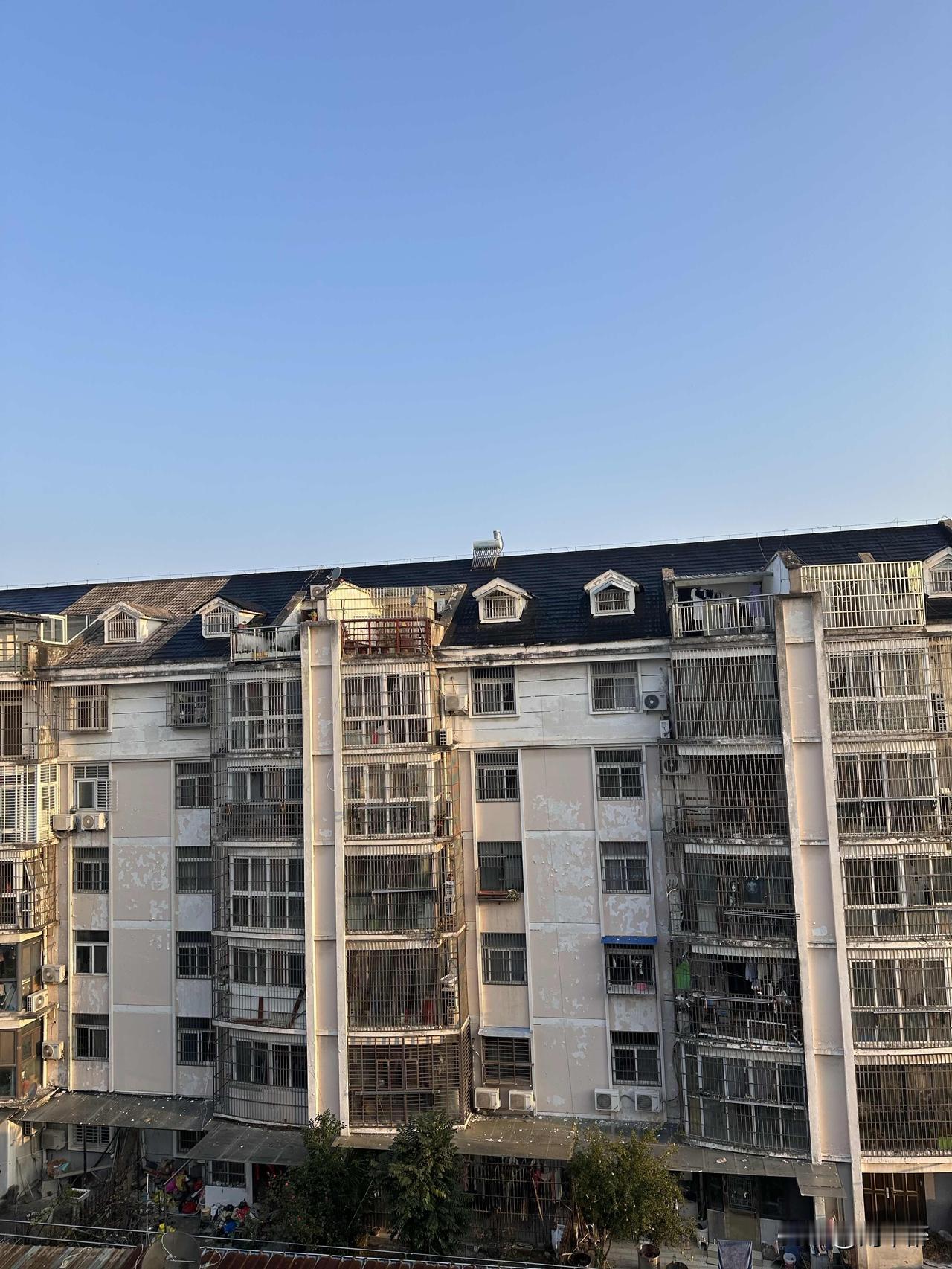 还原楼让我们这些居民情何以堪？！
同样是这一家公司开发的楼盘，楼体质量却天差地别