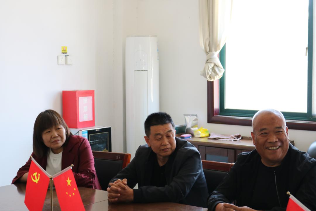 山东省河东区葛沟中心小学为张祝远、王明俊、苏庆田举办温馨欢送会
       5