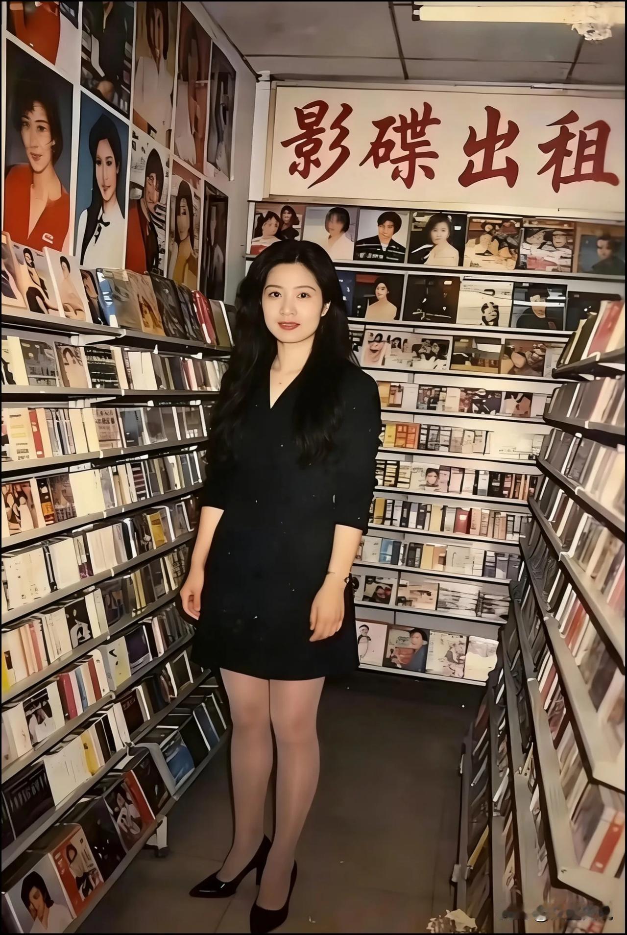 1998年的老碟片店回忆
 
1998年的夏天，
记得蝉鸣把老巷口的柏油路晒得发