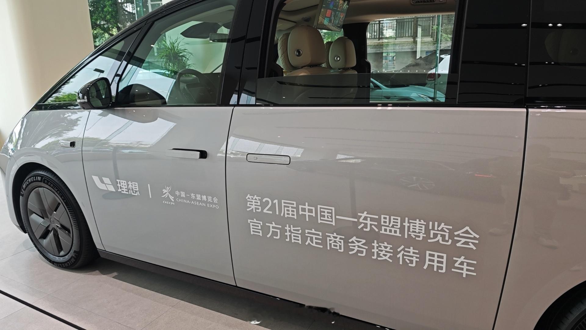 理想MEGA：第21届中国—东盟博览会官方指定商务接待用车。[开学季]#中国-东