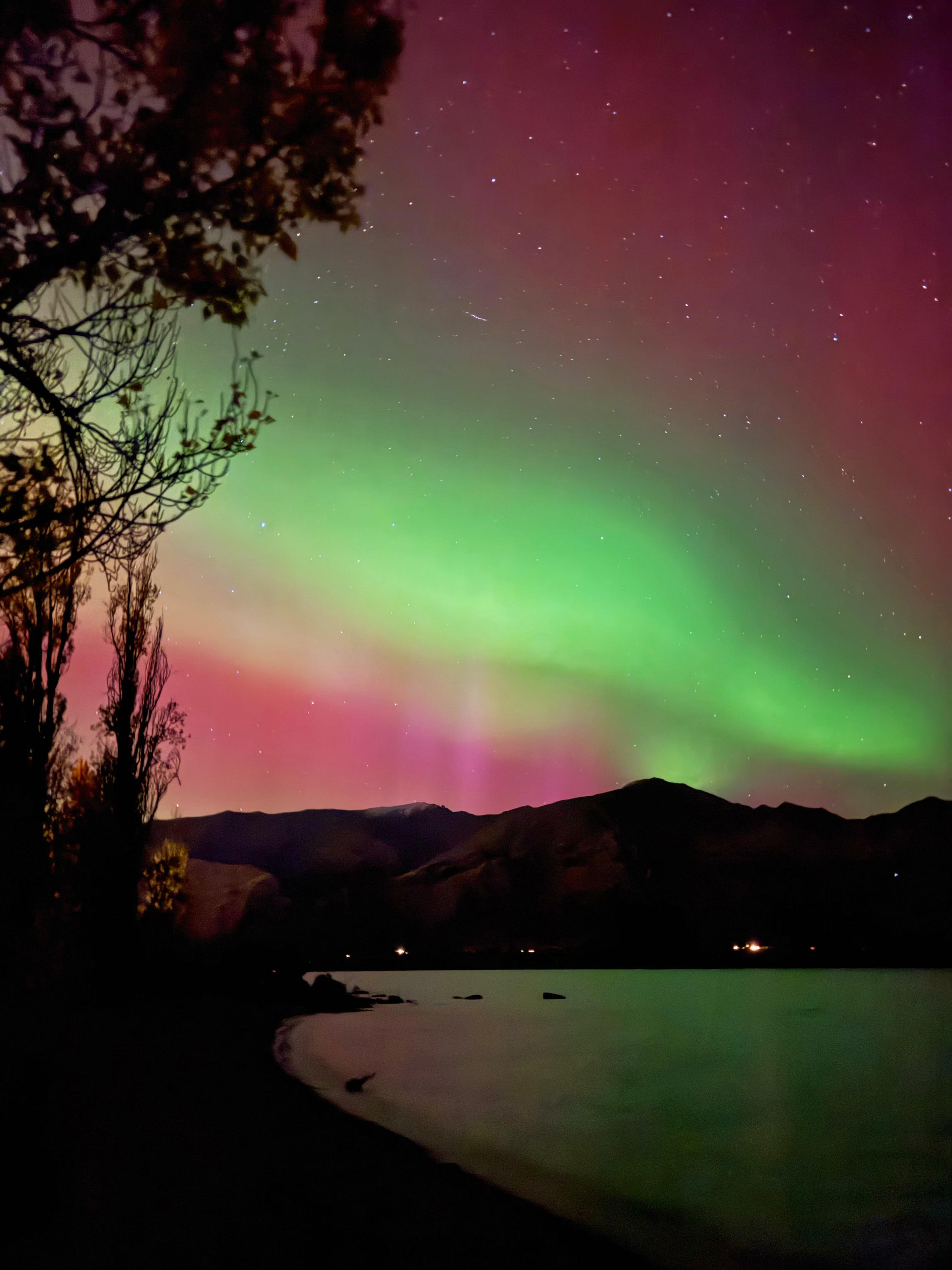 昨天在瓦纳卡湖附近看到的南极光分享给闺蜜们祝我们女性永远独立明媚自由不被定义✨ 