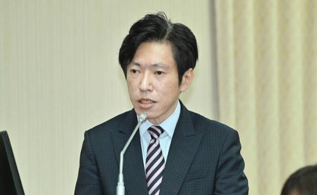 8日郑丽文公开表示，在台湾范围内想要发起和平统一相关公投，现实操作难度极大。时隔