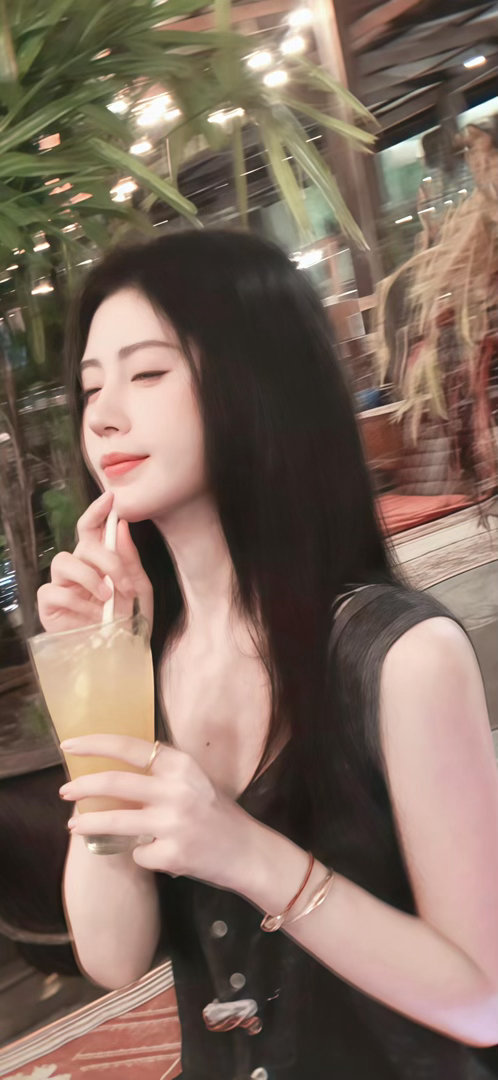 鞠婧祎又展示了一波鞠式美学 小鞠今晚这波日常营业又是满分！独一份的氛围感，随便一