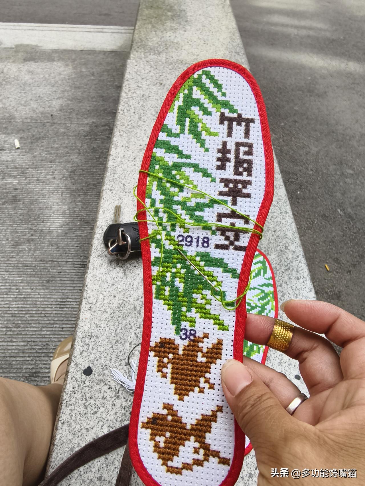 医院 山西偏关猫姐太原陪护的闲暇时光，绣简单的鞋垫，方便携带的那种，好像在偏关蚊