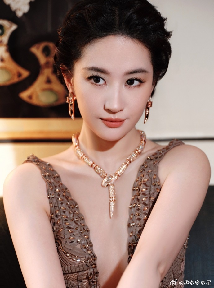 刘亦菲刘亦菲东方古典美刘亦菲好高级的美刘亦菲这身造型尽显东方温婉，珠宝礼服加持更