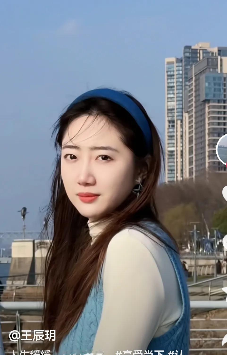 [玫瑰]排球美女球员王辰玥近照～
原江苏女排副攻王辰玥最新晒出一段自己的写真视频