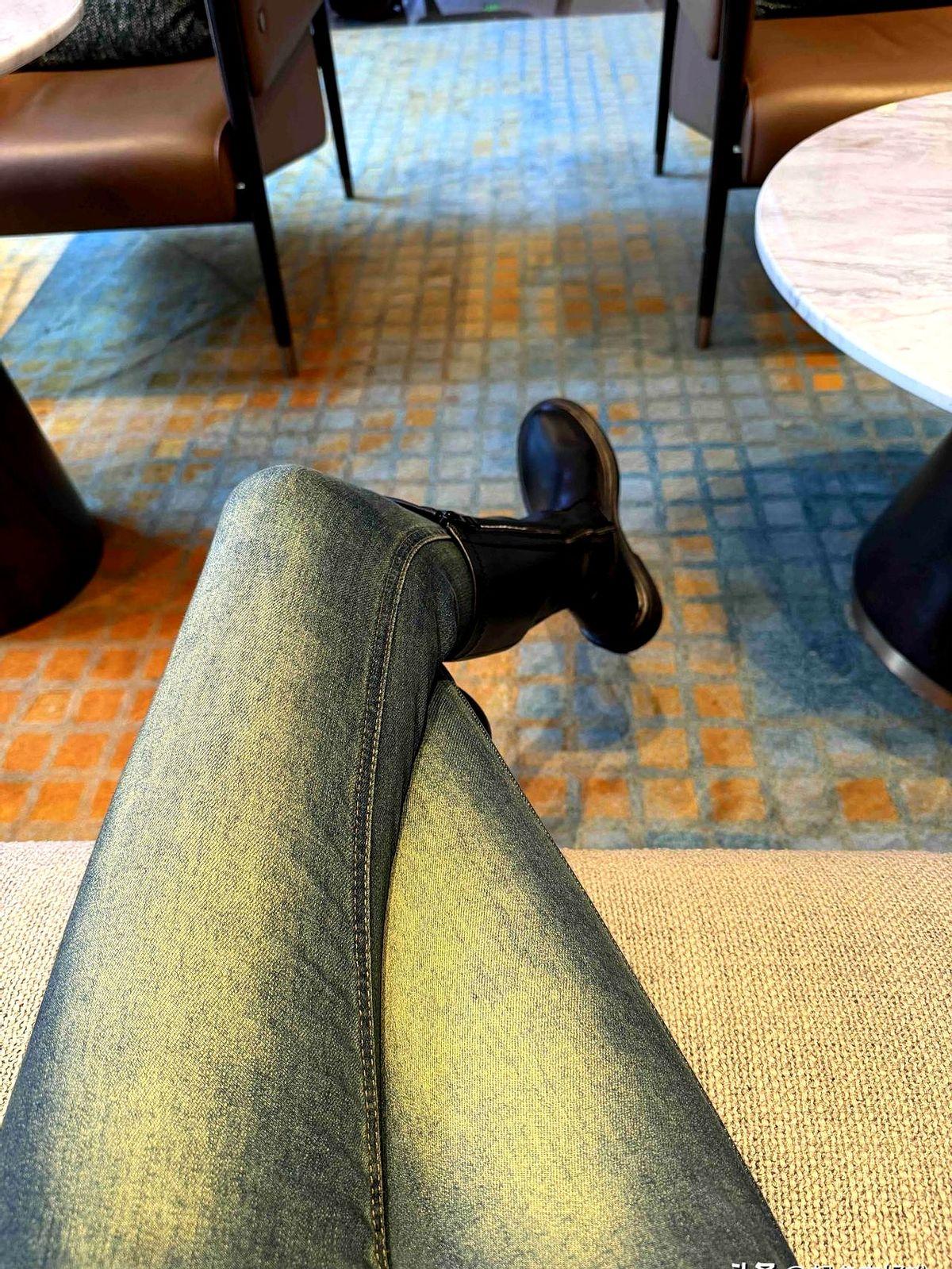 “23℃的办公室，我穿毛衣，同事穿短袖，谁身体有问题？”上周，我把这句话发到朋友