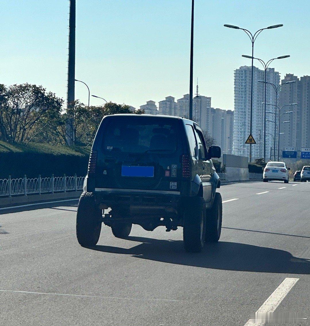 汽车[超话]   见过的最高铃木吉姆尼，上车得用个小梯子。 