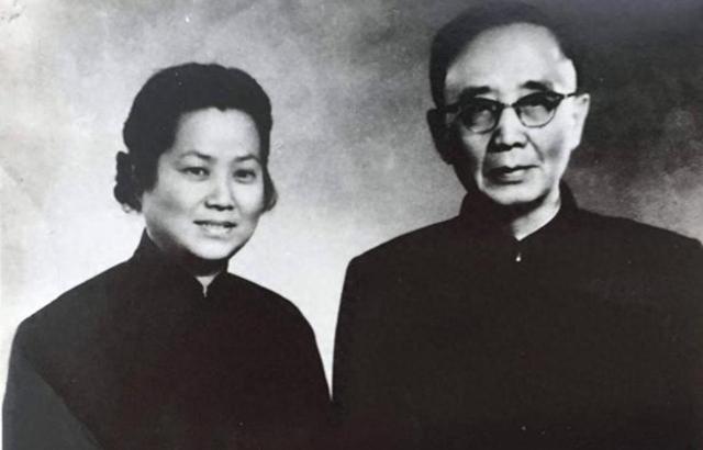 1978年，郭沫若因病去世不久，他妻子于立群突然自缢身亡。原来，她在整理丈夫遗物