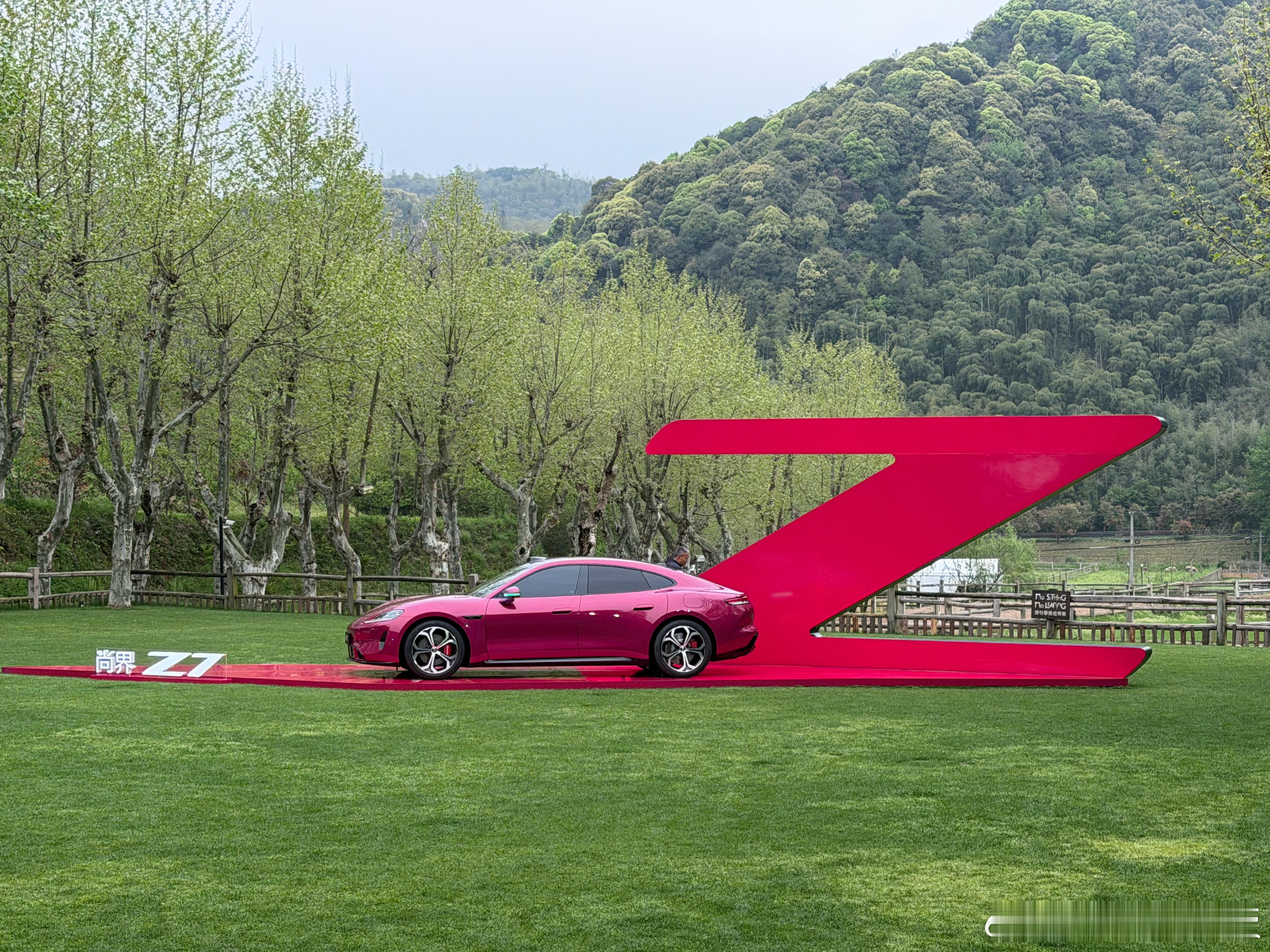 今儿试驾了一下尚界Z7 底盘很上汽辅助驾驶很鸿蒙 外观颜值很在线，这车上市后小米