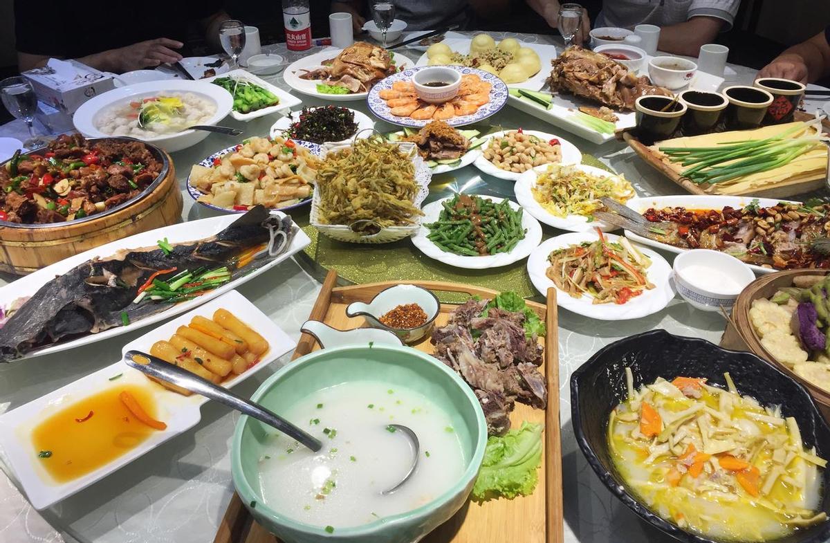 “尴尬极了”8年未见的朋友叫我喝酒，我特地拿了2箱。来到包厢门口，我发现20人饭