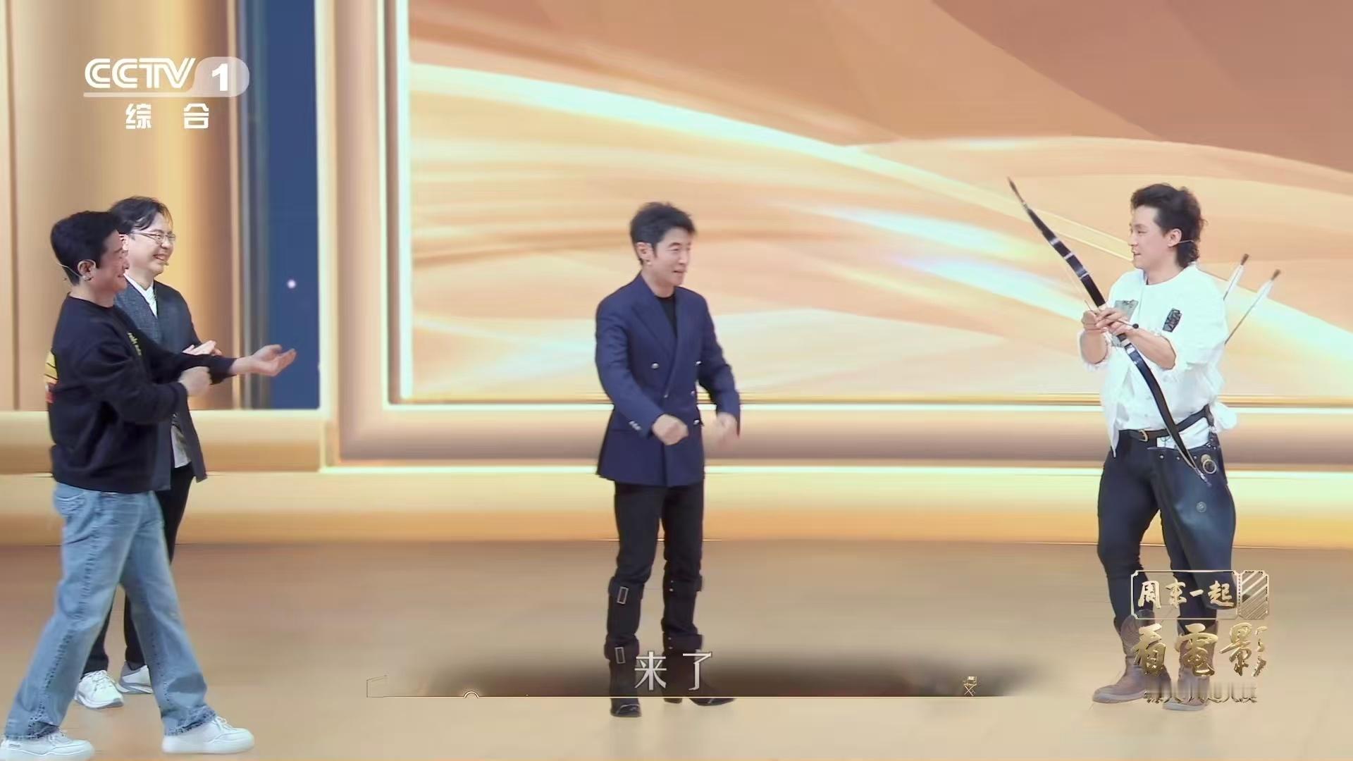 撒贝宁吴京猜拳神同步撒贝宁吴京默契值拉满周末一起看电影 石头剪刀布能玩出四连平，