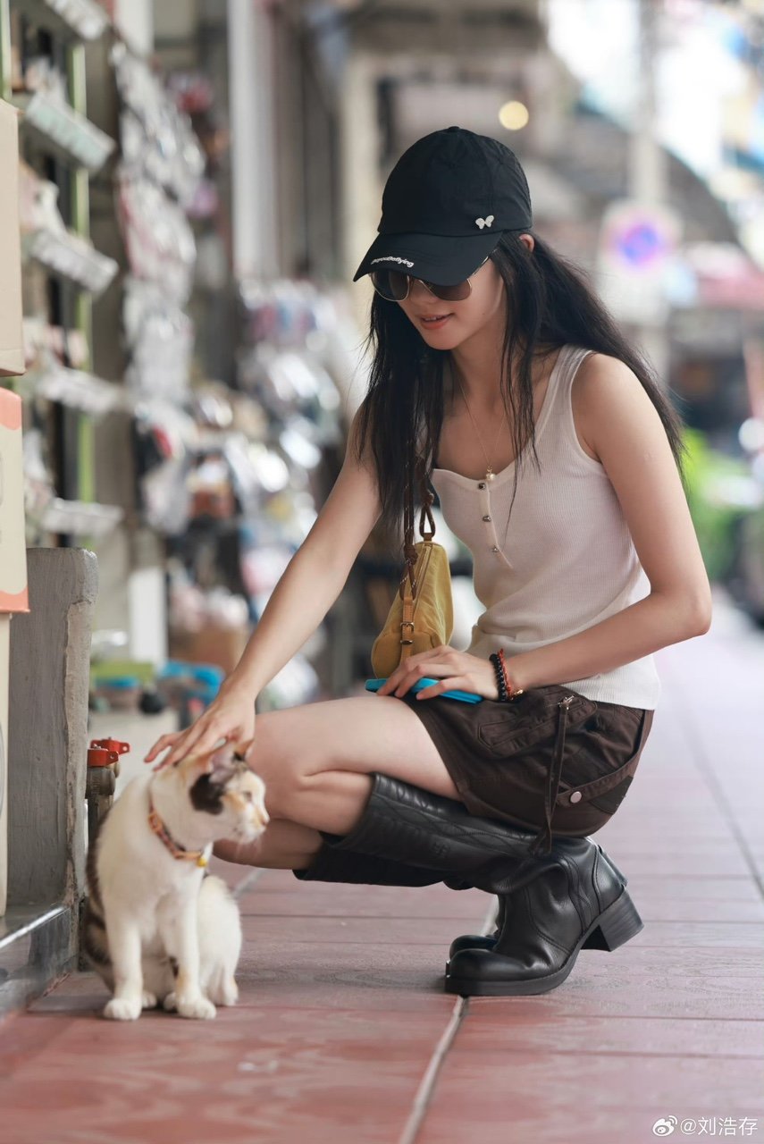 刘浩存街拍刘浩存港风街拍存子港风街拍好美 ​​​