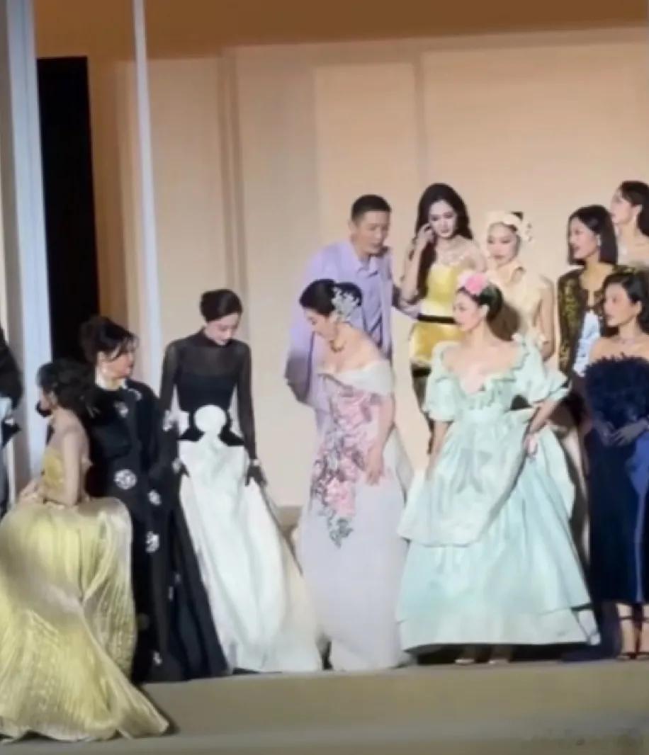 vogue 红毯合影时，钟楚曦站着C位不让不，刘亦菲和杨幂到场时，差点挤不进去，