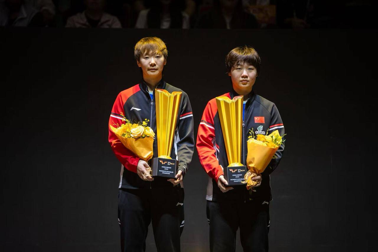 WTT中国大满贯2025进入到决赛第七个比赛日的争夺。在率先结束的女双决赛中，东