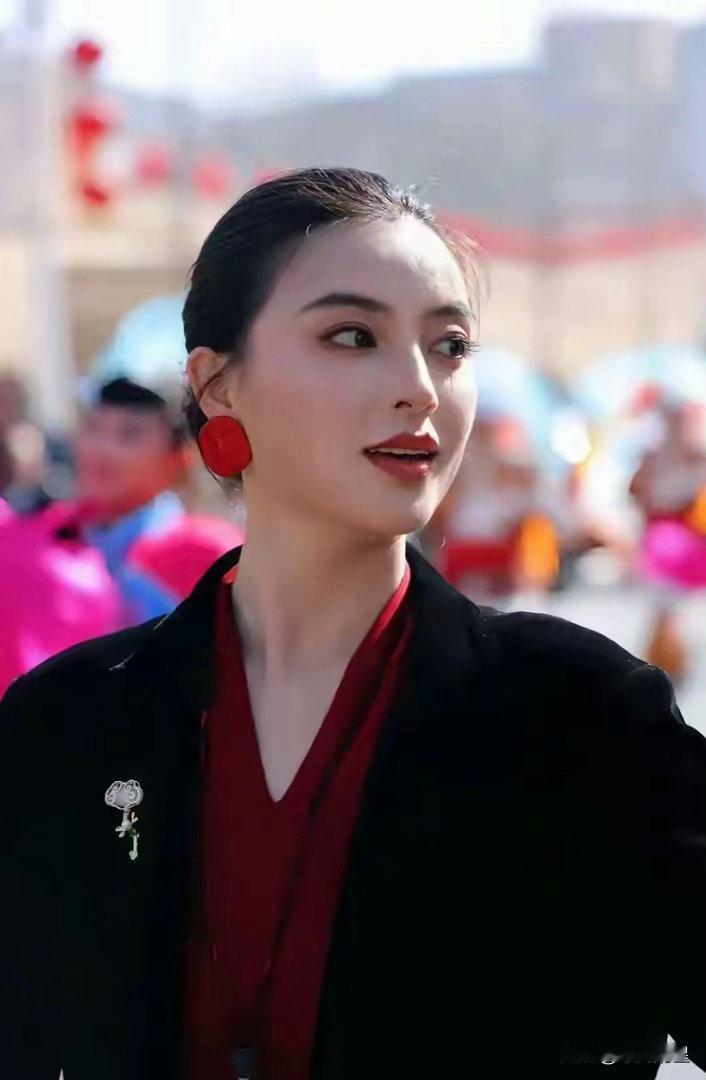 米脂秧歌队指挥高梦瑶，米脂人也供职文旅，擅领秧歌 