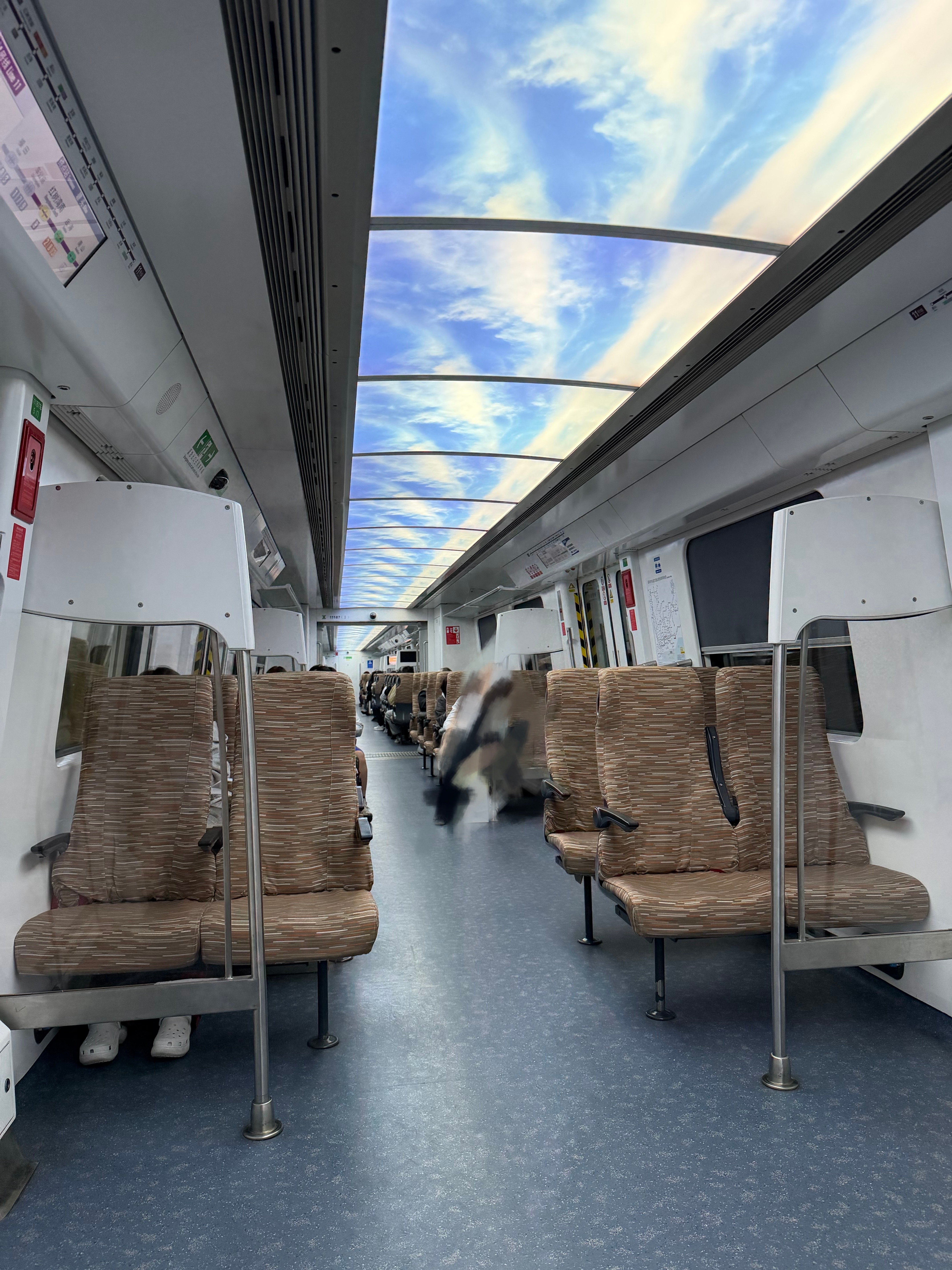 体验了一下深圳机场 11 号线的商务座。普通车厢3倍价格，在高峰普通车厢挤成沙丁