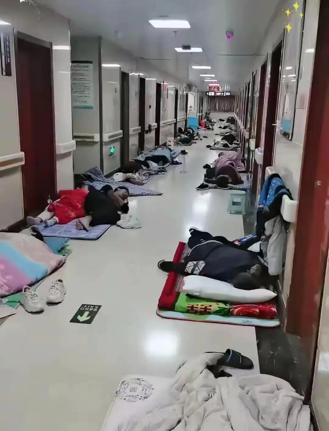 每当看到这一幕，心里总是酸酸的。
禁不住想问一句，到底是医院太少，还是生病的人太