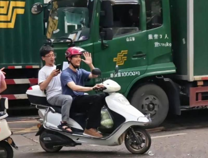 女生称自己骑车面试群演 结果电动车被录取了近日，多名网友在广东揭阳遇王安宇拍新剧