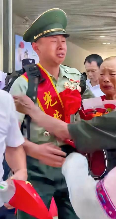 “上人民日报了！”广西，男子当兵12年退役回家，没想到，父母已早早在车站等他。当