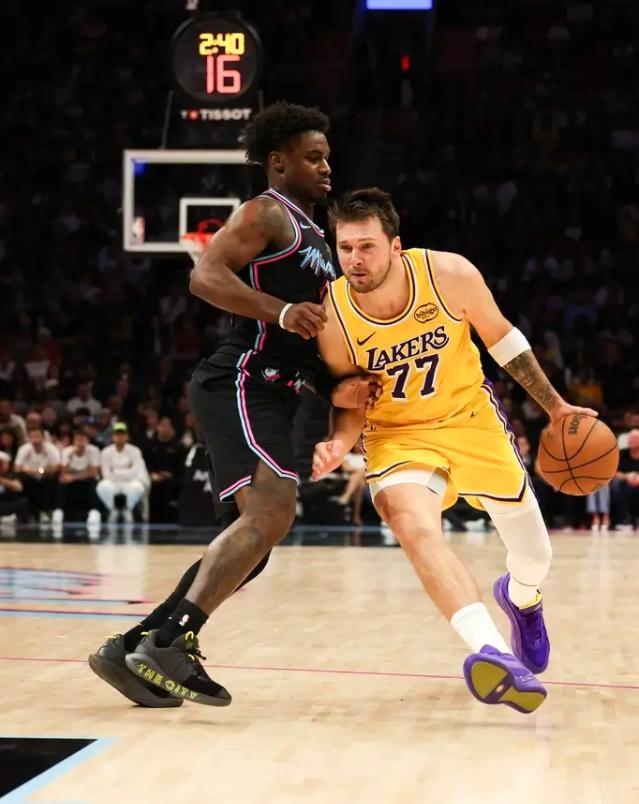 60分还嫌赢得少？这是典型的站着说话不腰疼。

迈阿密凌晨五点的酒店，湖人球员刚