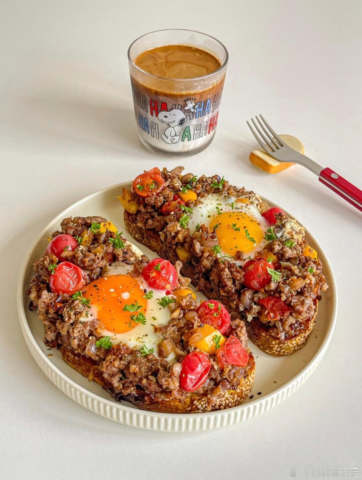 谁懂啊啊！番茄牛肉三明治真嘟巨好吃😋特意放了chao多牛肉 吃起来口感丰富有层