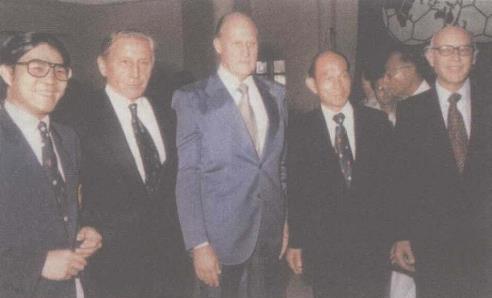 1979年9月10日，香港足球总会新会址落成，霍英东会长邀请国际足联主席阿维兰热