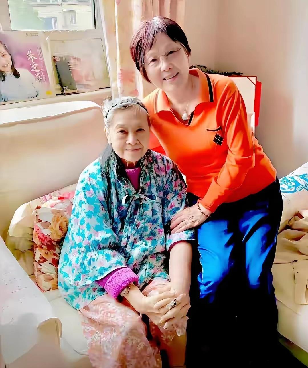 89岁的朱逢博，现在住在上海郊区一套200平的复式大房子里，这套房子，是她的儿子