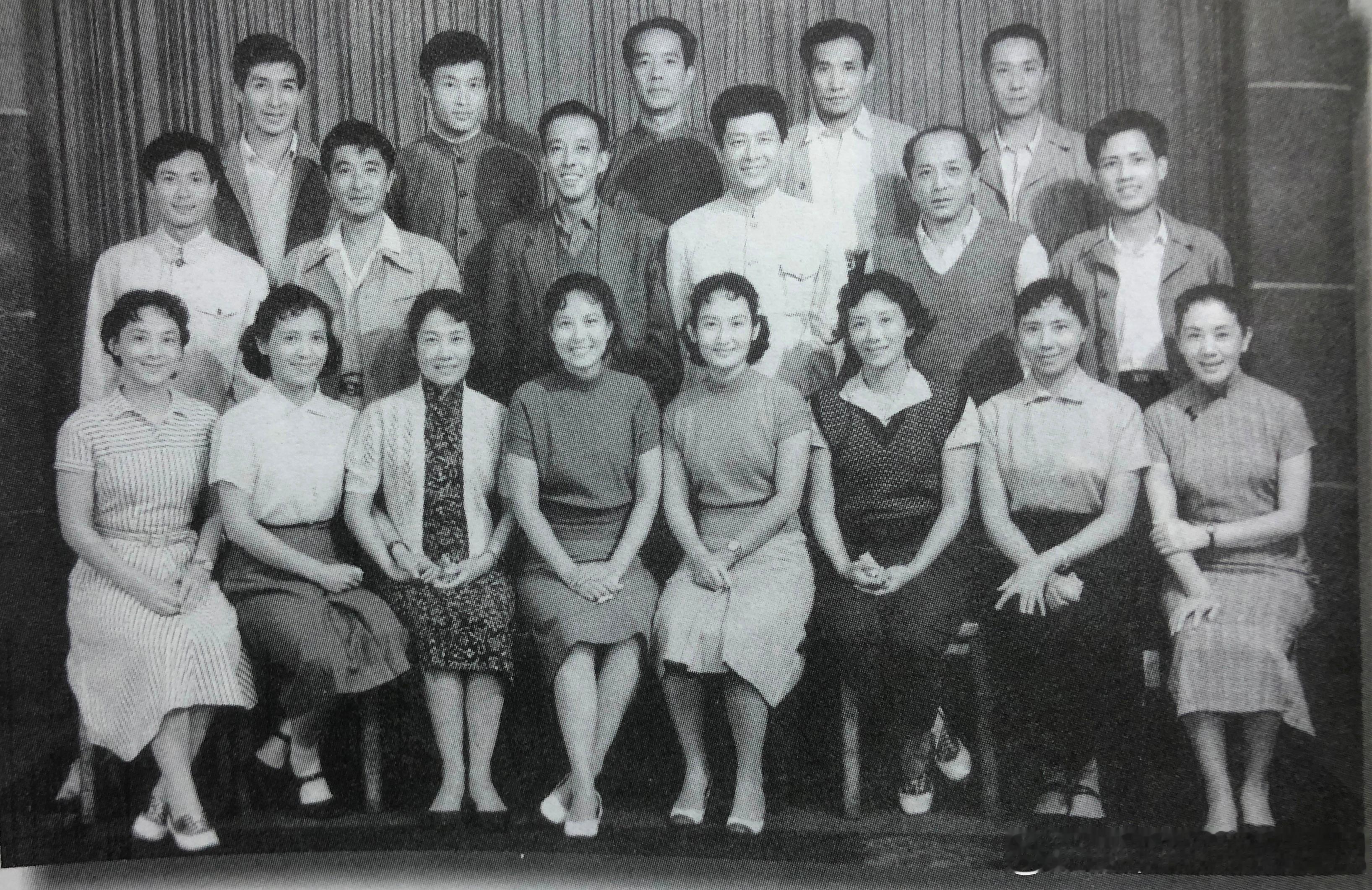 1962年上影演员剧团在济南、青岛演出话剧《雷雨》、《上海屋檐下》时合影。前排左