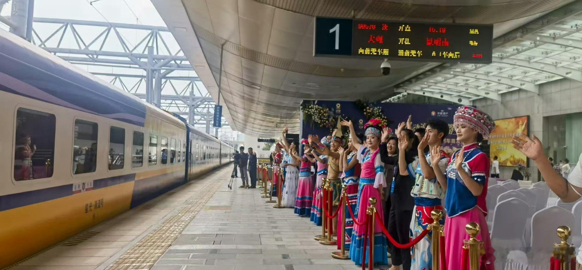 铁路织就云南大地流动画卷 当铁路的轰鸣声在云南大地上响起，一幅流动的精彩画卷便在