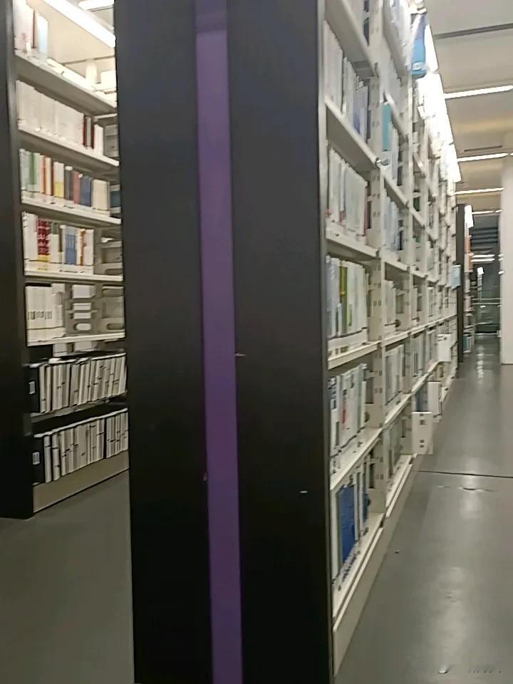 失业久了,是一种什么样的感受?没有工作只能来广州天河花城汇这边的广州图书馆消磨时