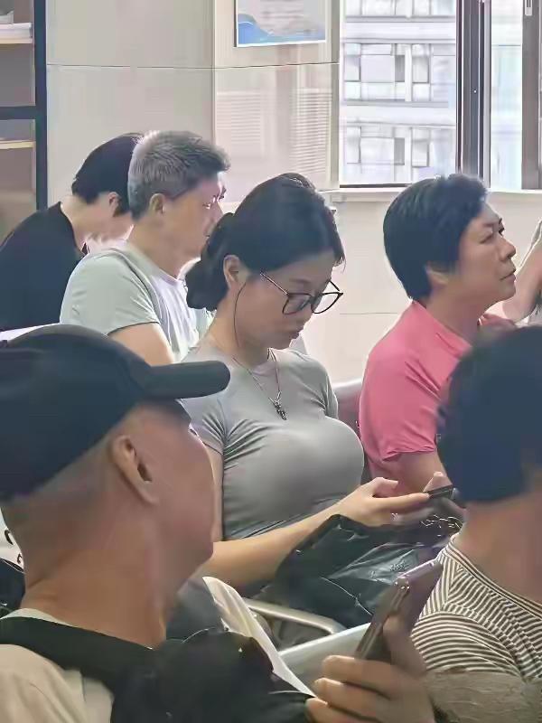 周末例常召开家长会，这届家长很积极