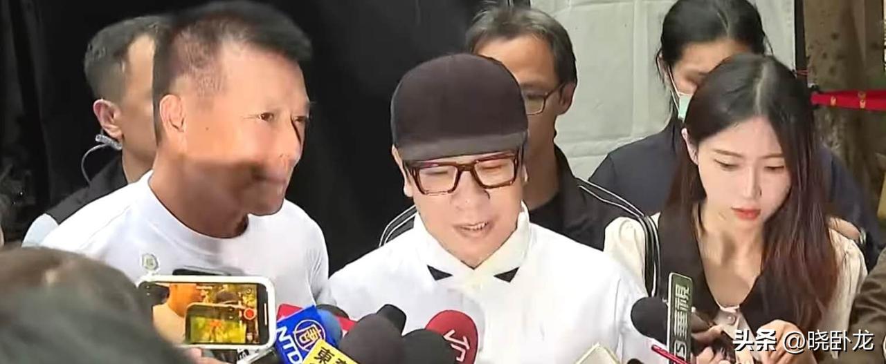 原来蔡康永脱下黑西装是蔡诗萍对他说“Dress Code是白色”。

蔡康永今天