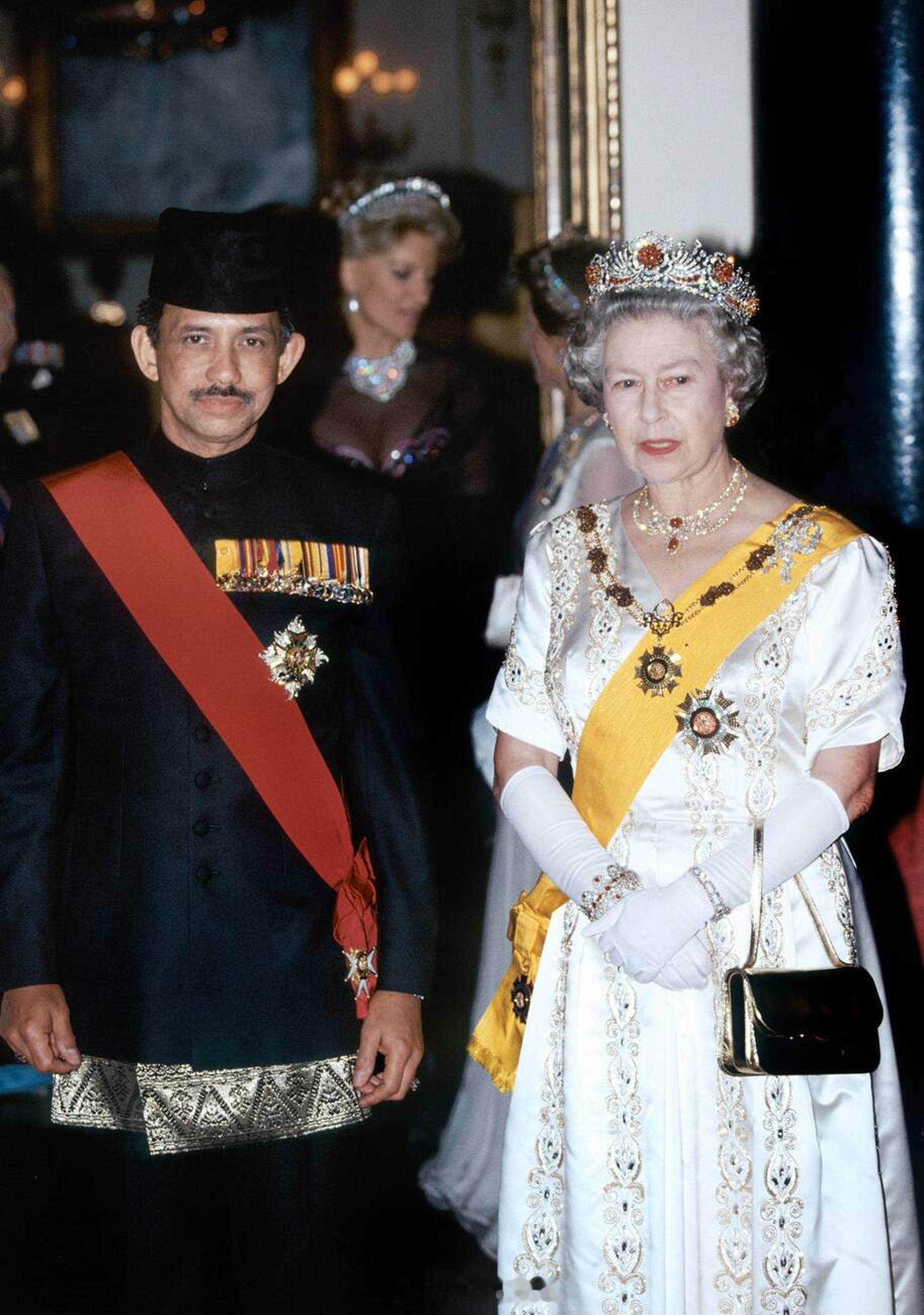 英国王室  1992年11月4日，伊丽莎白二世女王在白金汉宫主持文莱国宴，欢迎文