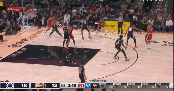 当柯林斯作为在场体型最大的唯一真内，其余球员在三分线外一字排开为其清出广阔禁区空